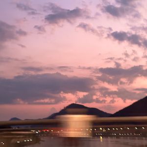 大鸡巴肏屄乱伦小黄片
